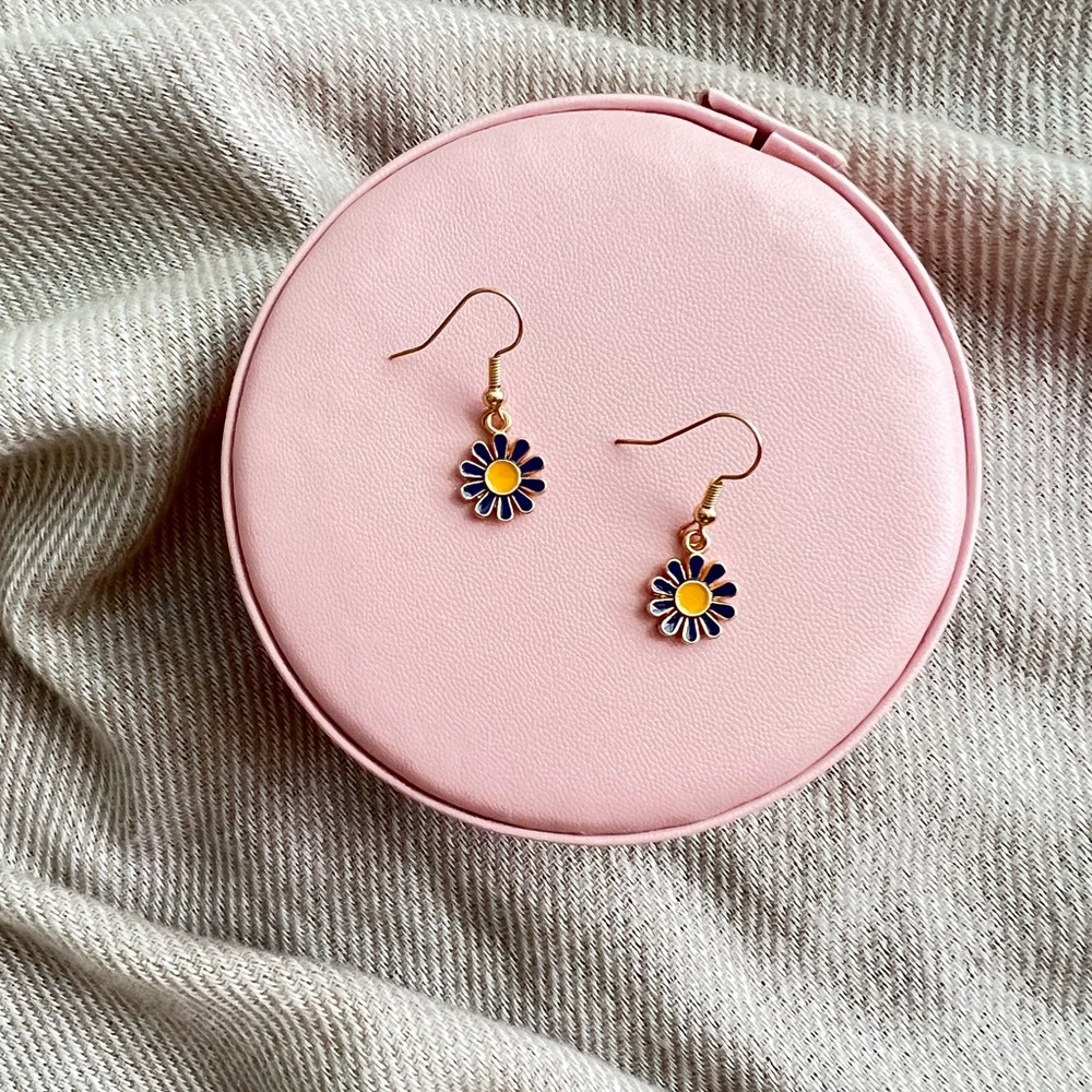 NWT Daisy earrings yellow gold